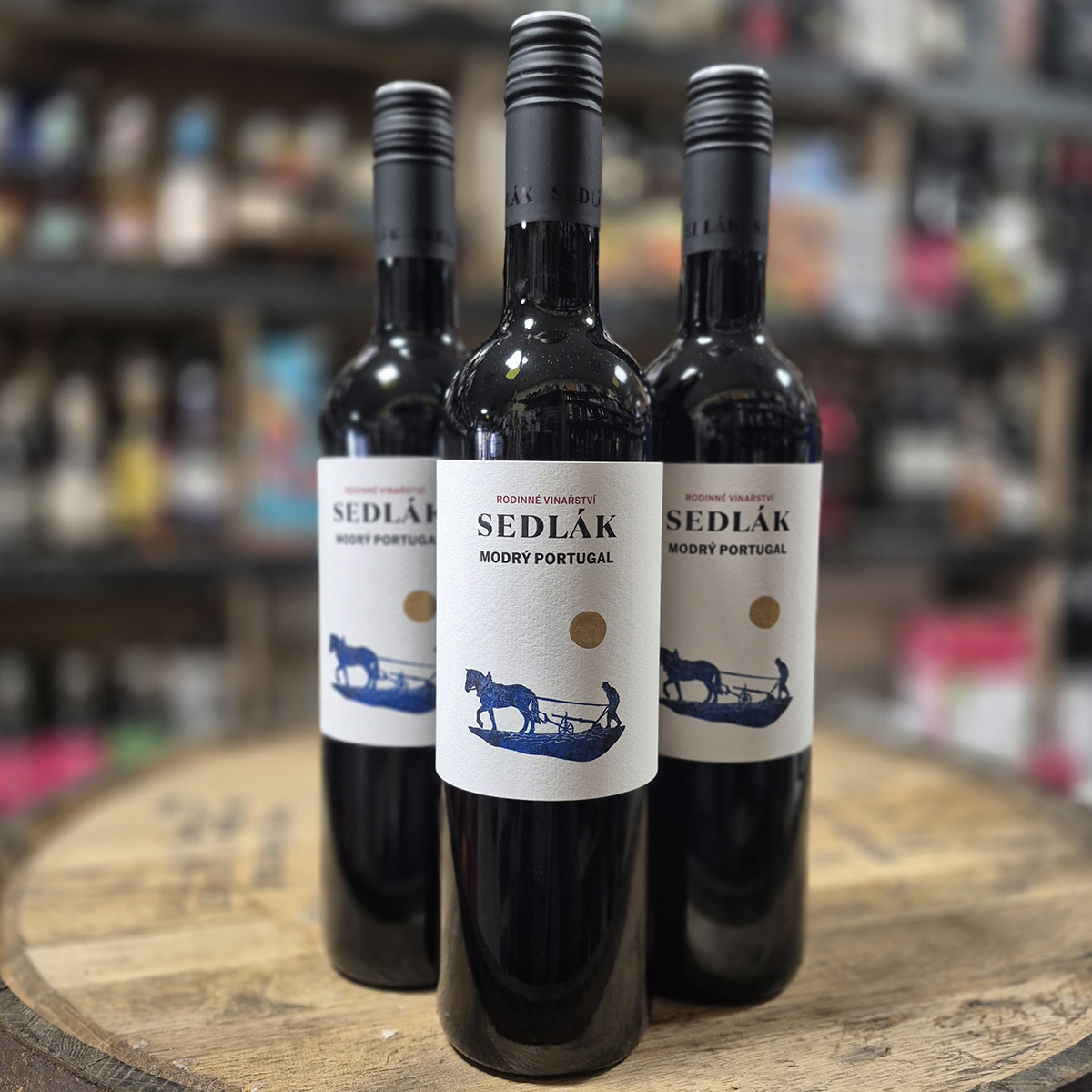 Modrý Portugal Sedlák vystavený na prodejně Napojecerveny.cz